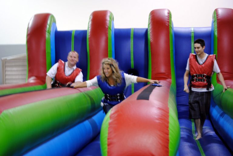 בעל עסק בודק מה ההבדל בין אוטומציה לסוכן AI במחשב נייד